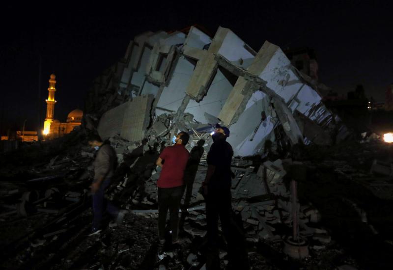 Izrael izvodi nove zračne napade na Gazu, Hamas ispalio 130 raketa na Tel Aviv