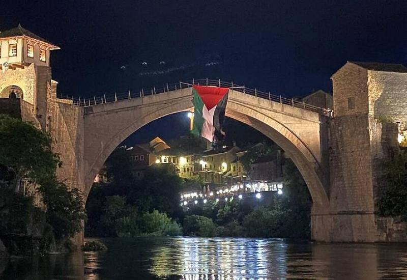 Na Starom mostu zavijorila zastava Palestine