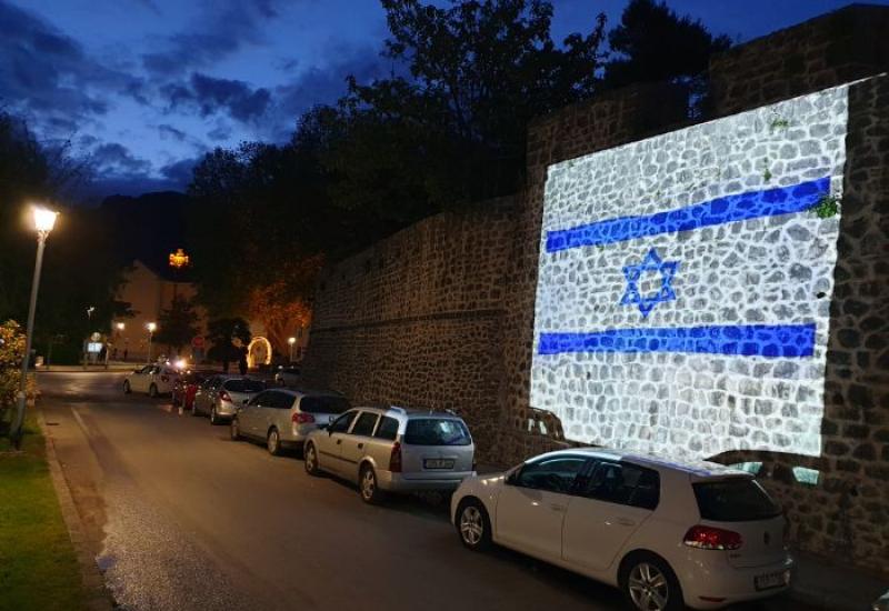 Zastava Izraela na zidinama Starog grada u Trebinju - Banja Luka i Trebinje u bojama Izraela