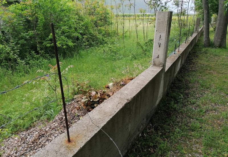 Iskidana je žica na okolnoj ogradi groblja - U Vrapčićima napravljena devastacija u katoličkom groblju 