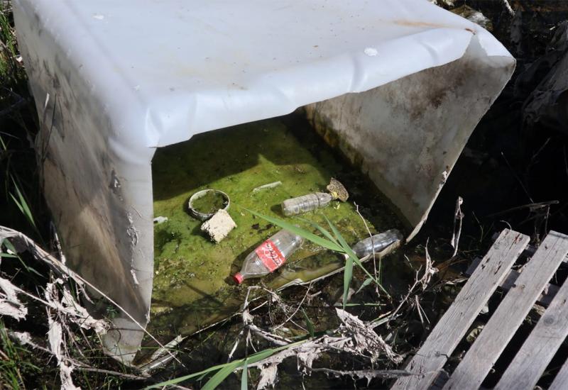 Opasni otpad kod groblja Lakševine na Buni - Opasni otpad kod groblja Lakševine na Buni
