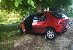 Vojno: Peugeotom udario u drvo 