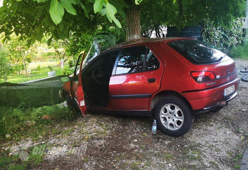 Vojno: Peugeotom udario u drvo 