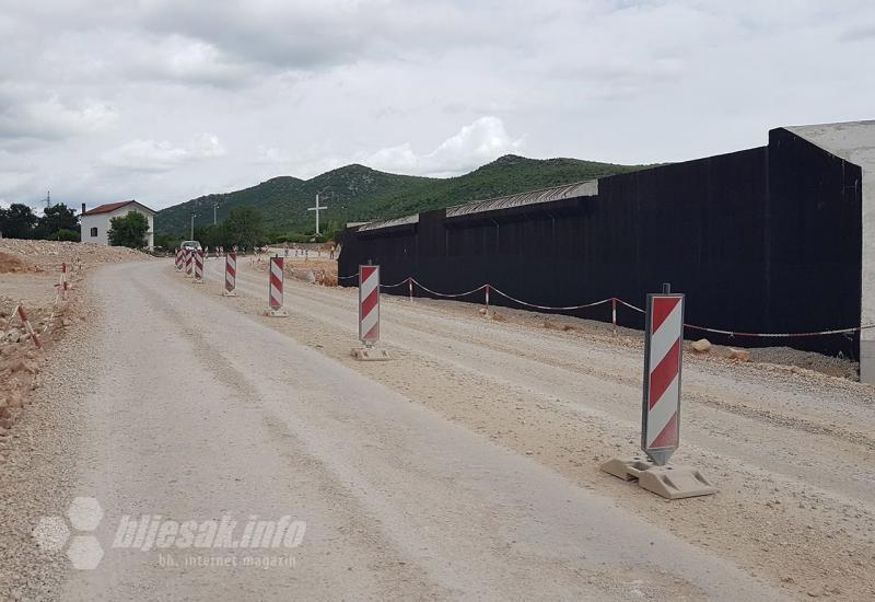 Mještani Zvirovića blokirali cestu: Ne možemo živjeti od prašine