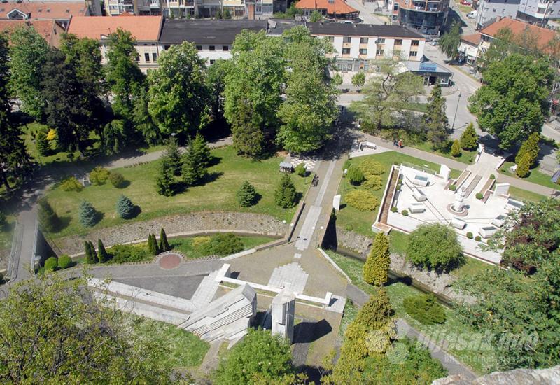 Spomenik poginulim partizanima i spomenik poginulim pripadnicima Armije RBiH - Gradačac: Pusta osta bijela kula Zmaja od Bosne