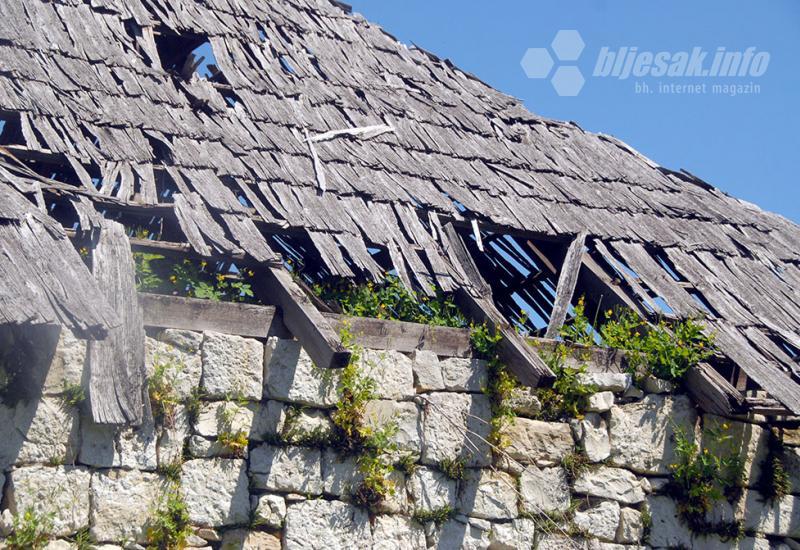 Ovako izgledaju krovovi na kulama - Gradačac: Pusta osta bijela kula Zmaja od Bosne