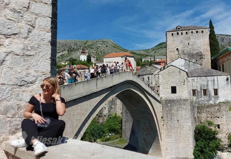 Stotine turista u Starom gradu u Mostaru - Stiže vikend: Stotine turista u Starom gradu u Mostaru