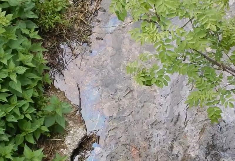 Nafta se izlila u rijeku - VIDEO Zeleni Neretva Konjic o ekološkom incidentu: Nafta još uvijek teče Trešanicom i Neretvom