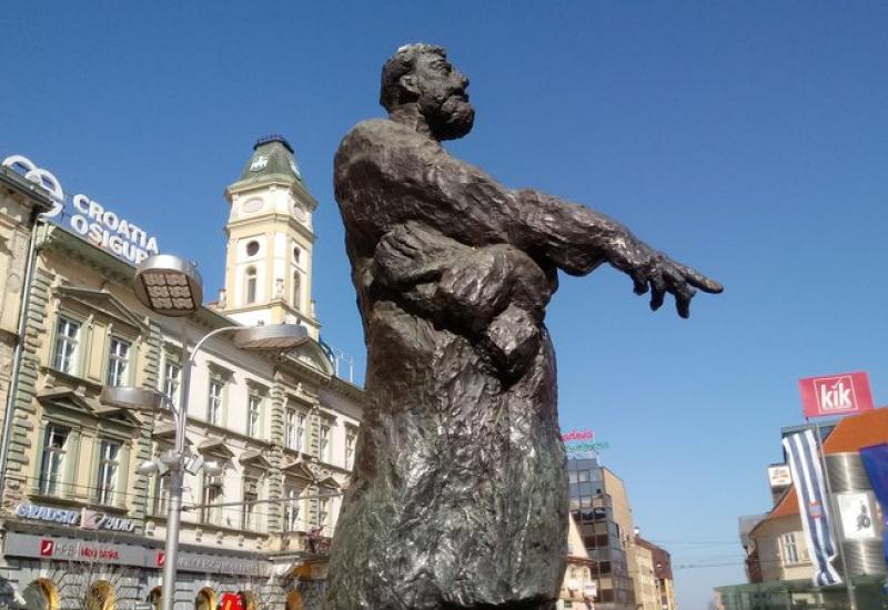 Starčevićev spomenik u Osijeku, rad akademskog kipara Mire Vuce - 