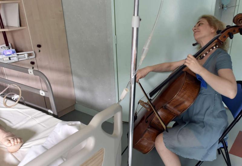 Glazba ublažava bol: Čelistica svira štićenicima doma za palijativnu skrb
