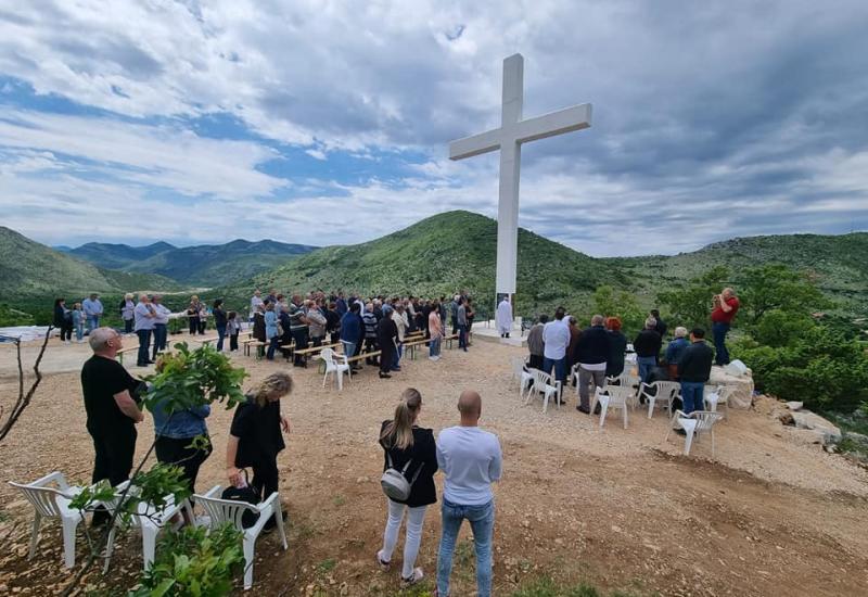 Blagoslov križa - Hutovo: Blagoslovljen križ i otkriven spomenik pastiricama