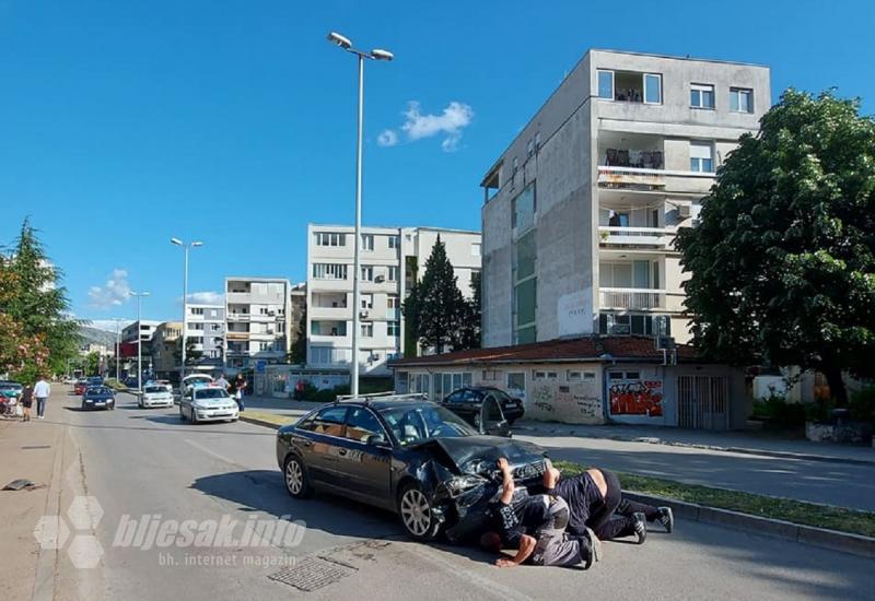 Sudar Audija i Golfa - Mostar: Sudar dvaju vozila u ulici koja je postala 