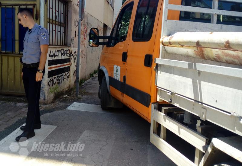 Uklanjanje vrši JP Komunalno - Prinudno uklanjanje prepreka na javnim površinama Grada Mostara