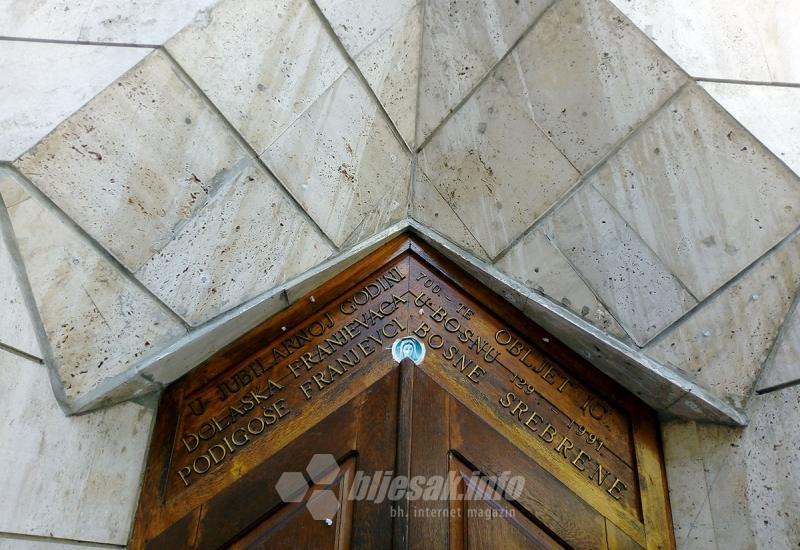Detalj s portala katoličke crkve - Srebrenica, glavni grad svijeta, ali samo jedan dan godišnje