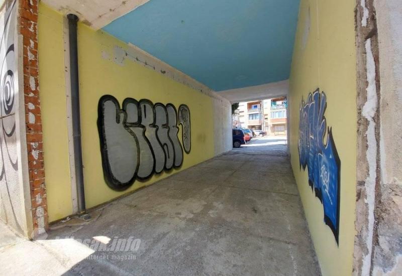 Prolaz u Zagrebačkoj ulici u Mostaru dobio je dva grafita - Petev u Danskoj bez Krunića, možda i Šehića