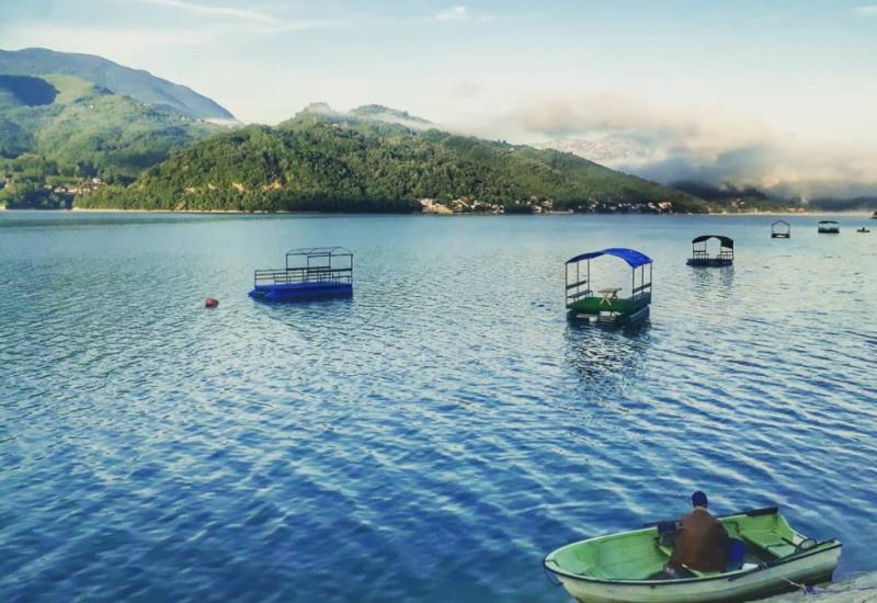 Splavovi na Jablaničkom jezeru - Uživanje u mirnim hercegovačkim vodama: Iznajmljivanje splavova sve atraktivnije