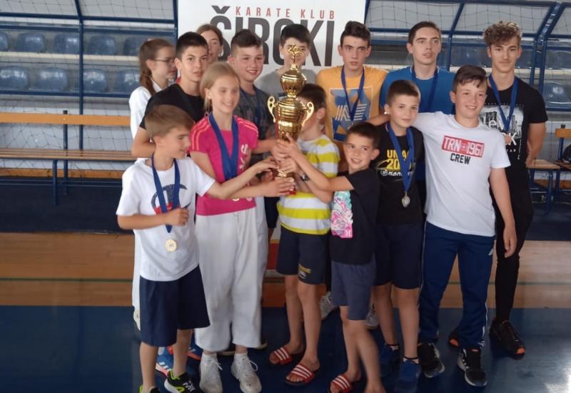 Karate klub "Široki" okitio se s 40 medalja 