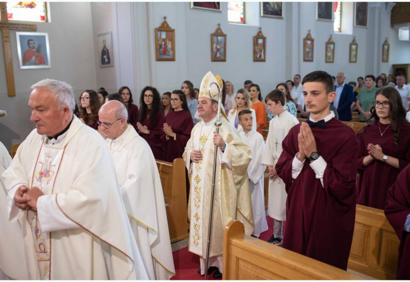 Biskup Petar Palić je udijelio sakrament krizme - Stolac: Biskup Palić podijelio sakrament krizme
