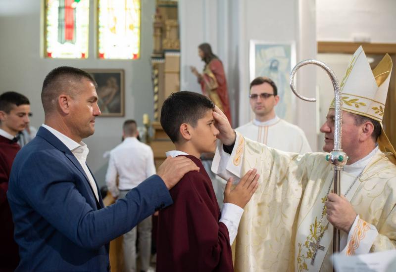 Svečano u Stocu - Stolac: Biskup Palić podijelio sakrament krizme