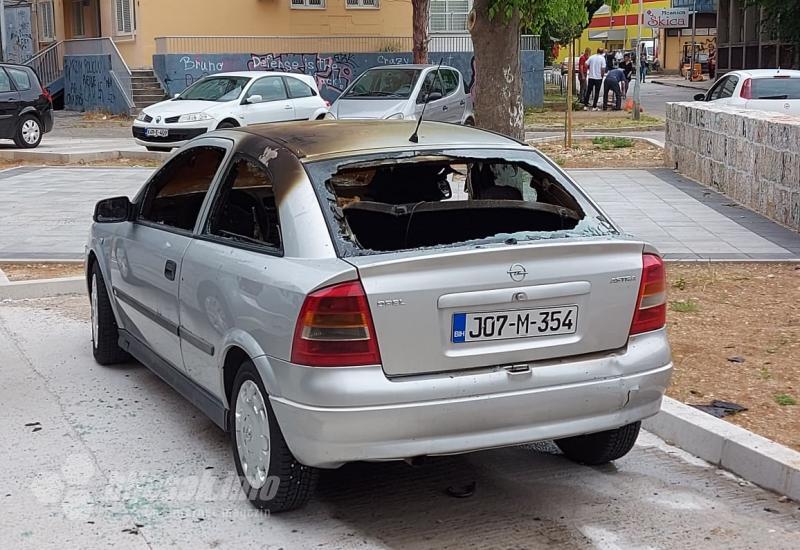 Na parkingu planula Opel Astra - Mostar: Na parkingu planula Opel Astra