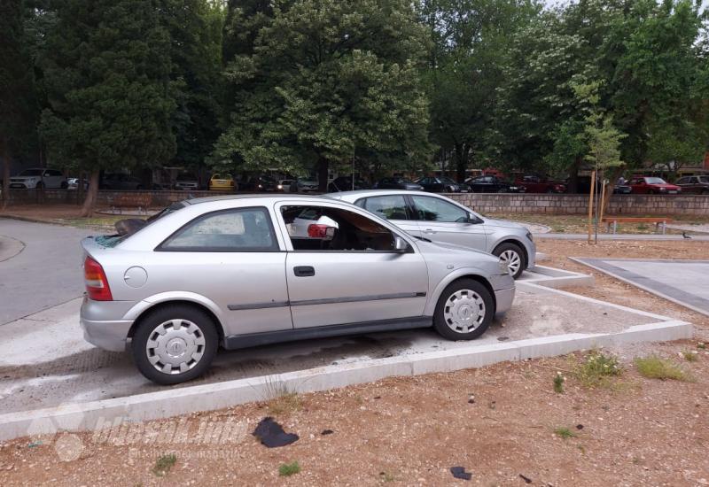 Mostar: Na parkingu planula Opel Astra