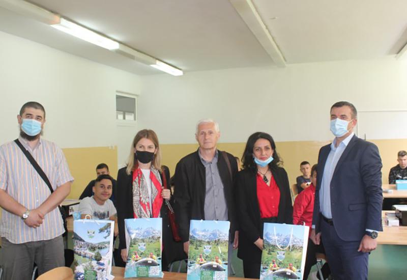 Načelnik Konjica Osman Ćatić uručio je nagradu Elektrotehničkoj školi - Konjička srednja škola bogatija za robotičku opremu