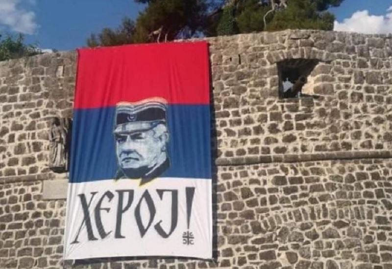 Trobojka s Mladićevim likom u Trebinju - U Hercegovini osvanule trobojke s likom Ratka Mladića