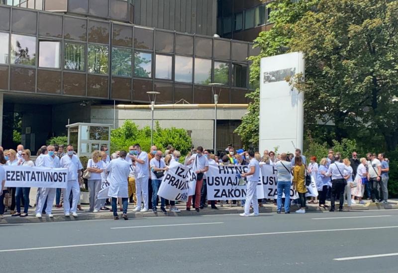 Prosvjedi doktora - Minut do 12 - Prosvjedi doktora ispred Vlade, najavljen i štrajk