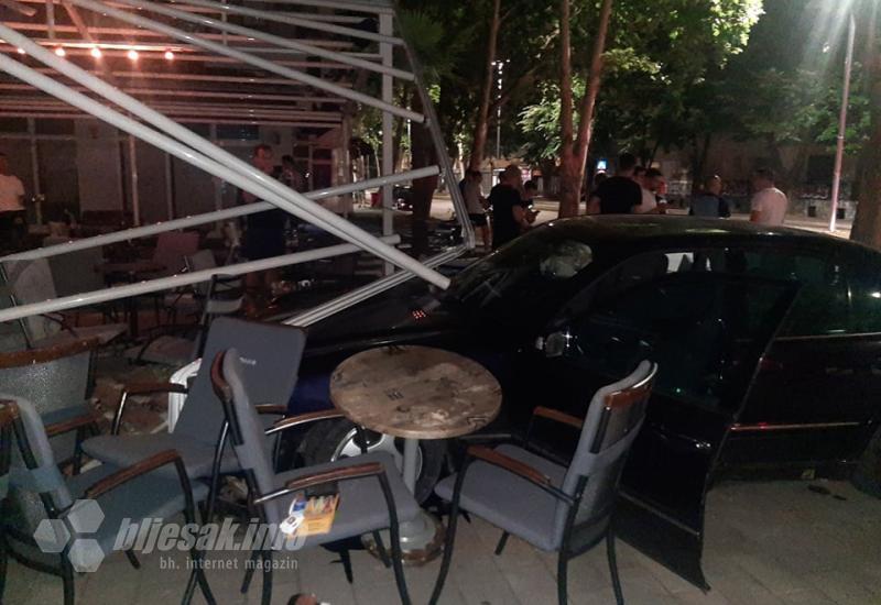 Mostar: Uletio automobilom na terasu kafića i rasturio je