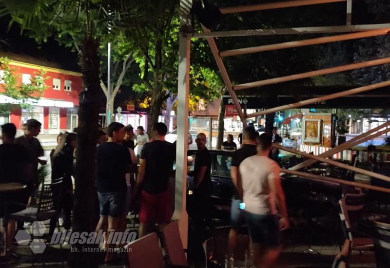 Mostar: Uletio automobilom na terasu kafića i rasturio je