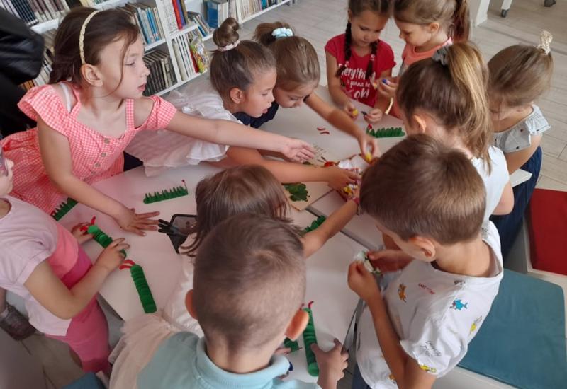 Krijesnice i gladna gusjenica: Dječji smijeh odzvanjao Narodnom knjižnicom u Mostaru