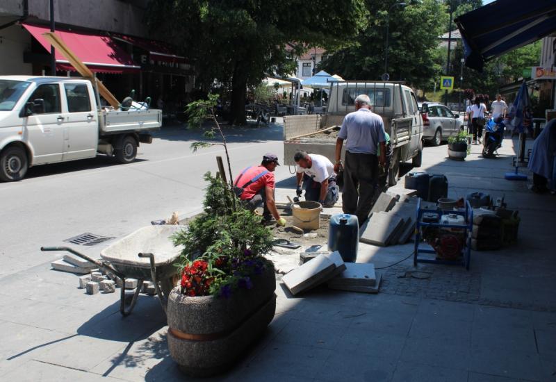 Radovi u centru - Počela popravka oštećenih trotoara u centru grada