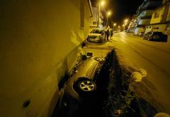 Mostar: Peugeot završio u rupi između kuće i ceste