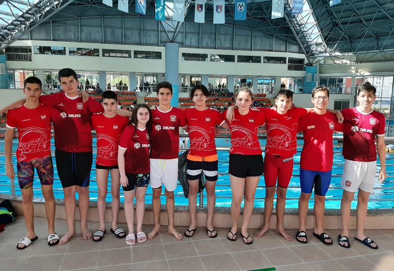 Plivači Veleža donijeli u Mostar naslov prvaka, viceprvaka i 14 medalja