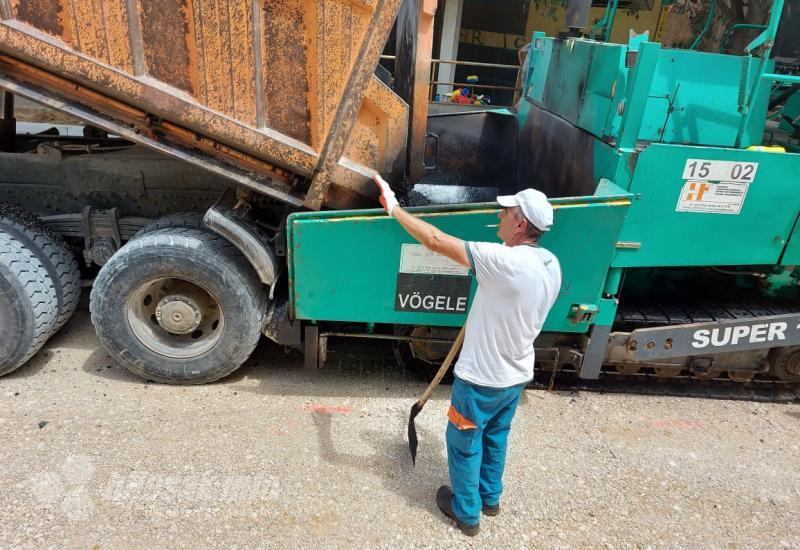 Radovi na prometnici u Rodoču: Postavljanje završnog asfalta
