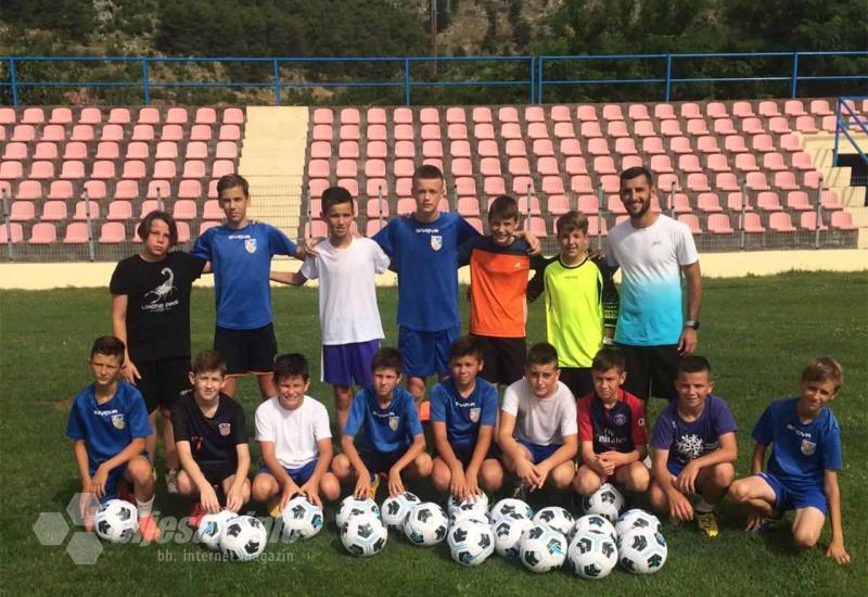 Nino Bule donirao lopte Hrvatskom nogometnom klubu Čapljina