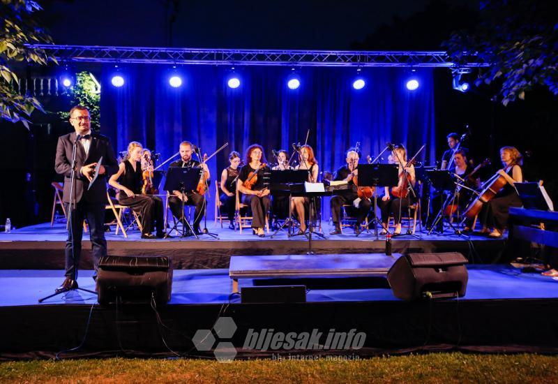 Tradicionalni koncert Simfonijskog orkestra Mostar - Mostarci pod vedrim nebom uživali u najljepšim skladbama svih vremena 
