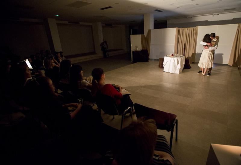 Mostar: Sveučilišni studentski teatar izveo predstavu ''Samo me čekaj dugo''