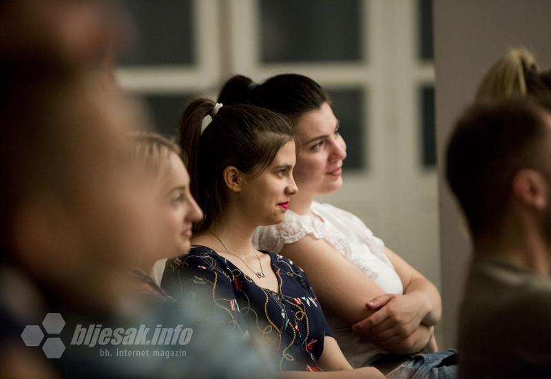 Mostar: Sveučilišni studentski teatar izveo predstavu ''Samo me čekaj dugo''
