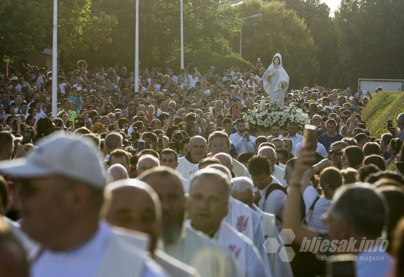 348 svećenika na 40. obljetnici ukazanja u Međugorju - 348 svećenika slavilo Svetu misu u Međugorju 