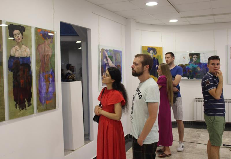 Mladi sarajevski umjetnik Adis Lukač Mostarcima predstavio izložbu 'Mi, karijatide i atlanti'