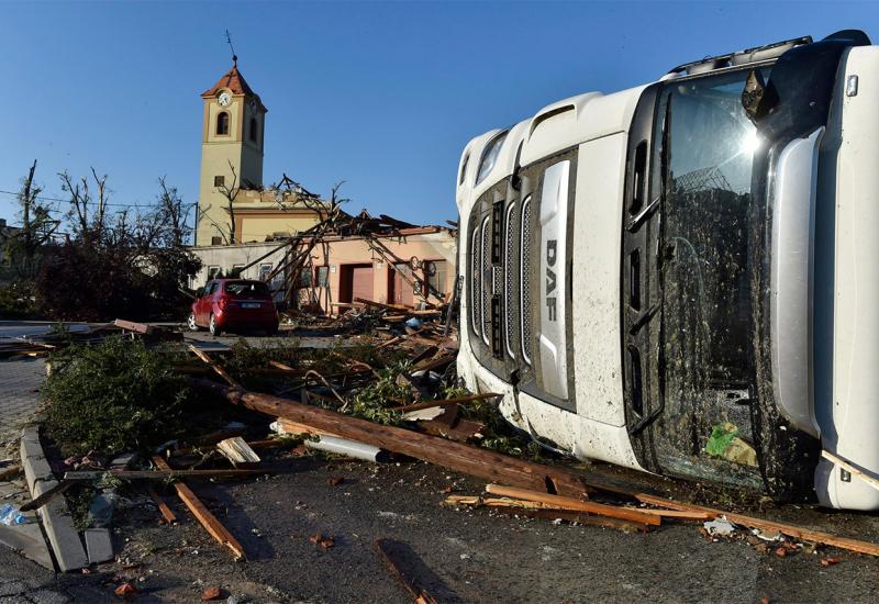 U Češkoj počelo čišćenje terena nakon smrtonosnog tornada