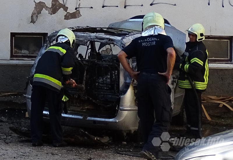 Nova eksplozija u Mostaru: Planuo automobil, vatra zahvatila i stan