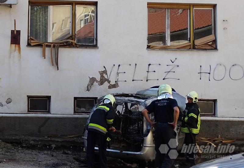 Istraga u tijeku - Nova eksplozija u Mostaru: Planuo automobil, vatra zahvatila i stan