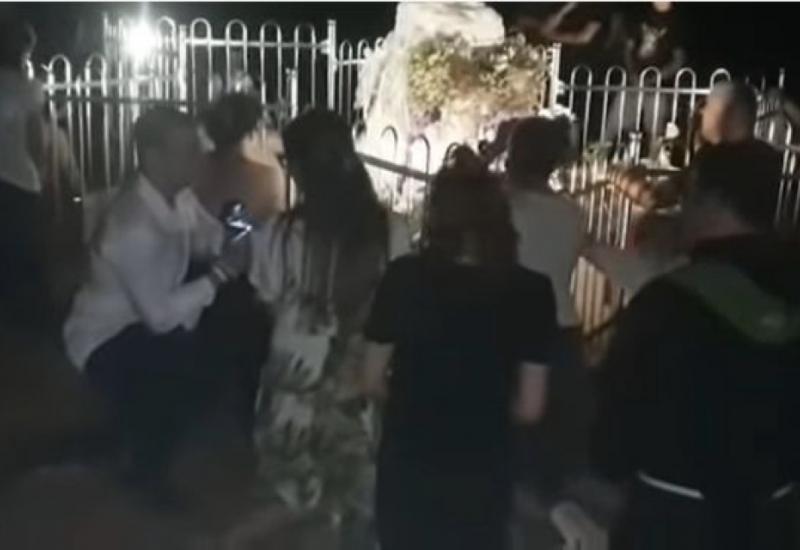 VIDEO: Iva i Luka se zaručili na Brdu Ukazanja