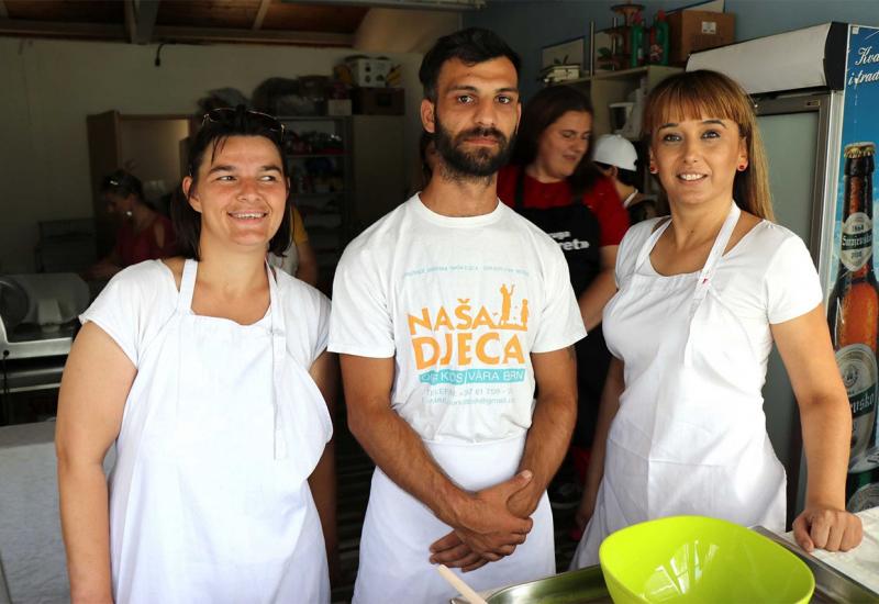 Najslađi kulinarski show u Mostaru: Osobe s invaliditetom pravile hurmašice