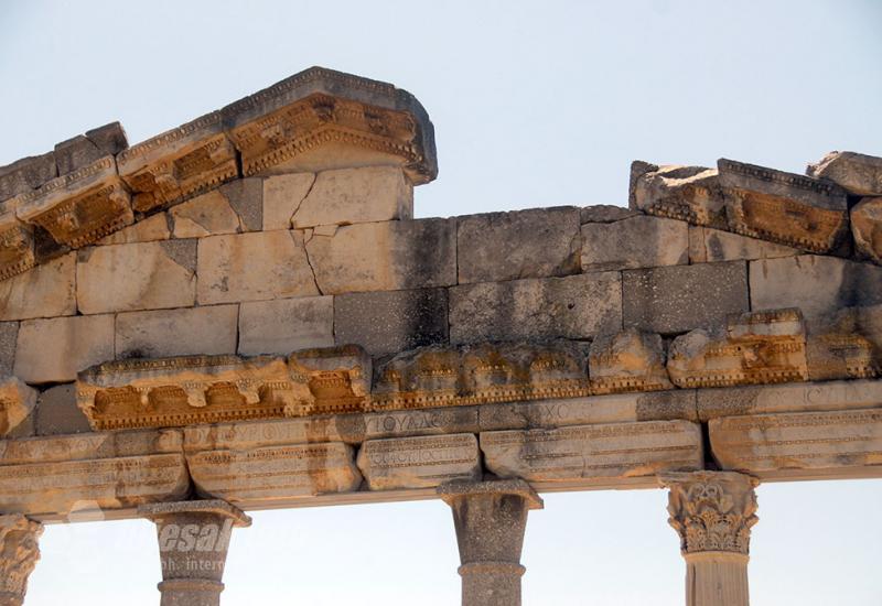 Natpis na zabatu hrama - Apolonia, helenski grad koji su svi pljačkali, a i dalje je broj 1