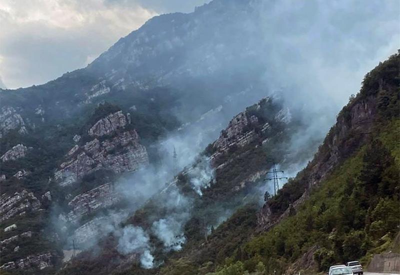 Požar guta drveće i raslinje uz magistralnu cestu M-17 između Mostara i Jablanice - Požar guta drveće i raslinje uz magistralnu cestu M-17 između Mostara i Jablanice