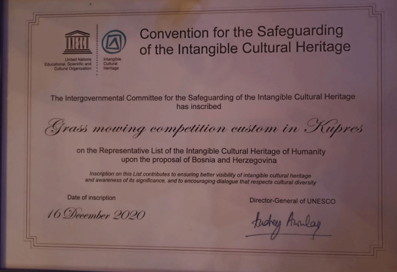Certifikat o uvrštavanju tradicije kosidbe trave na Kupresu na UNESCO-ovu listu - Uručen Certifikat o upisu Kupreške kosidbe na UNESCO-ovu listu nematerijalne kulturne baštine