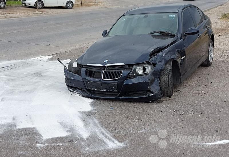 Mostar: Seat 'pokosio' automobile ispred auto salona
